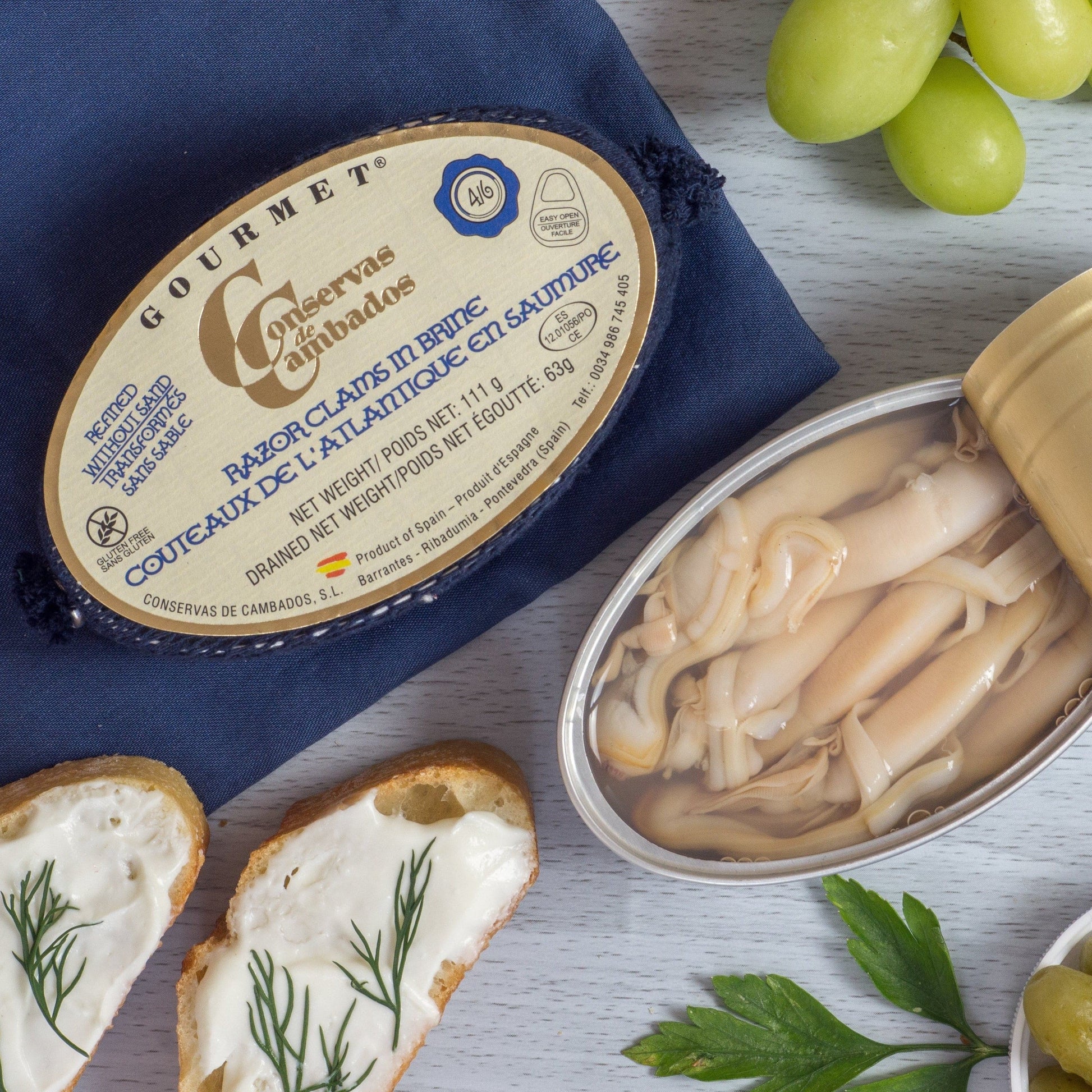 Delicately preserved gourmet razor clams in brine, offering a tender texture and exceptional flavor. A premium choice from Conservas de Cambados.